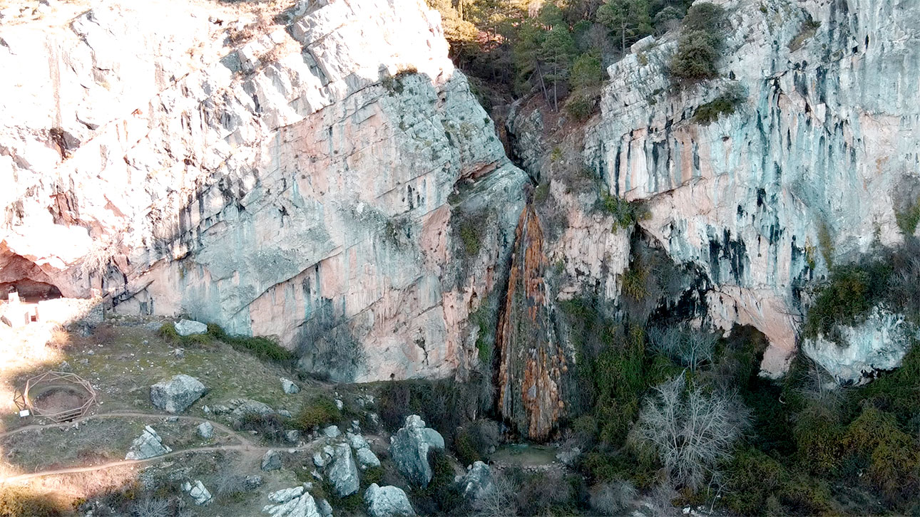 Vista aérea de cueva, nevero y cascada