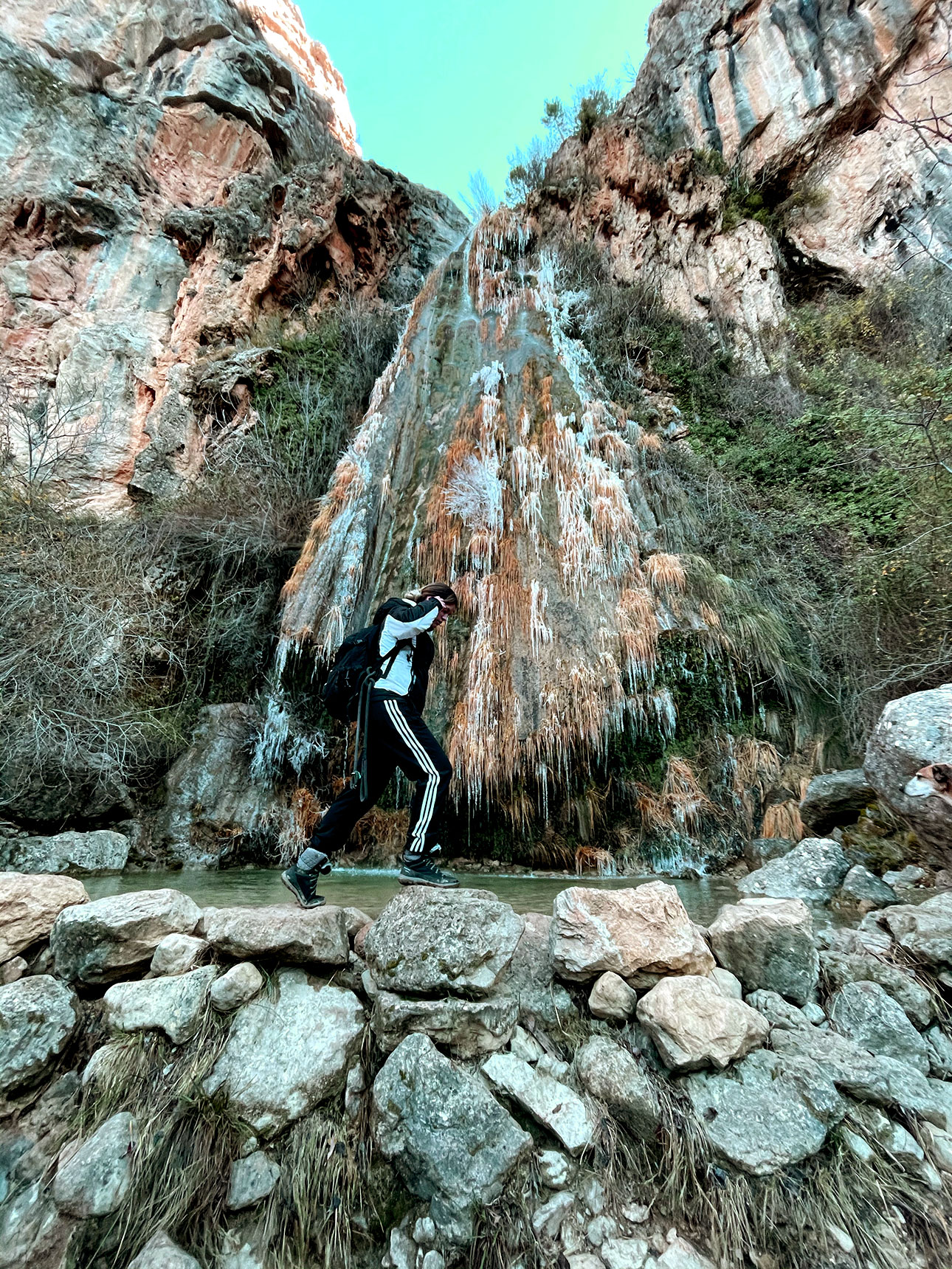 Cruzando el arroyo de la cascada