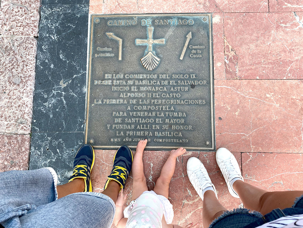 Inicio del Camino Primitivo desde la Catedral de Oviedo