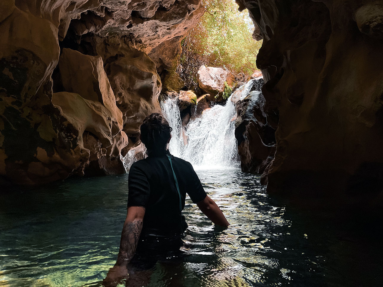 Mada yendo a la segunda cascada del Puente de la Toba