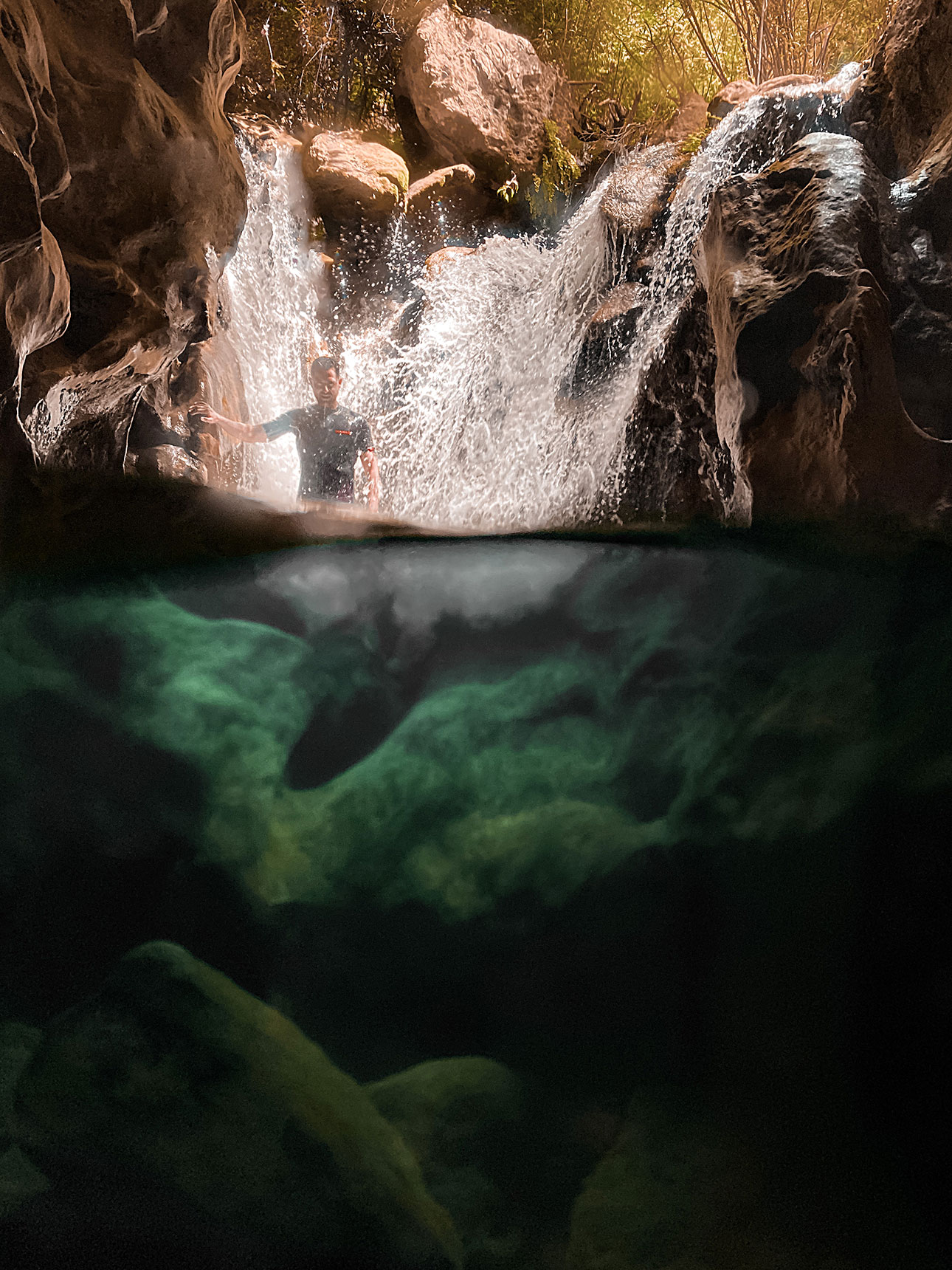 Ricardo bajo la segunda cascada del Puente de la Toba