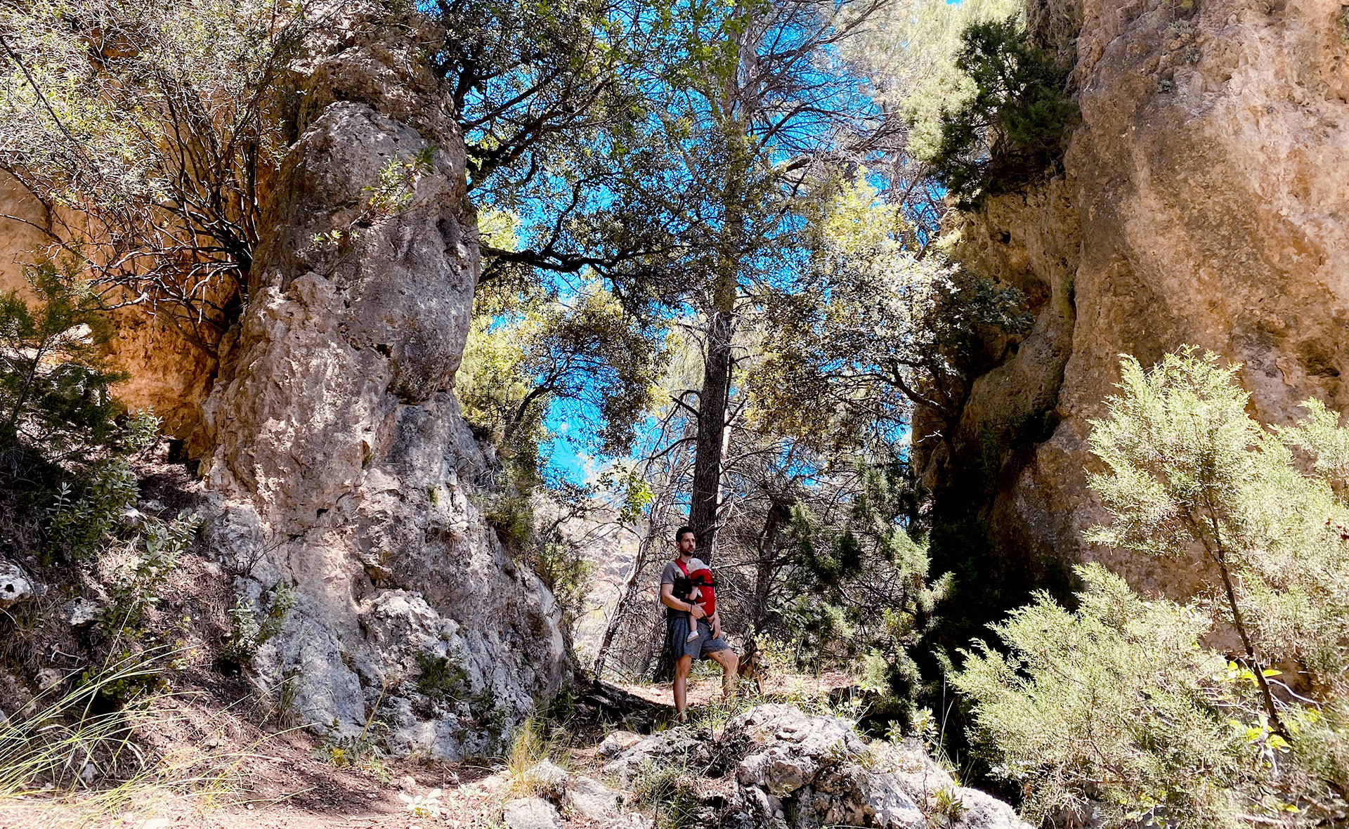 Pasillo entre rocas