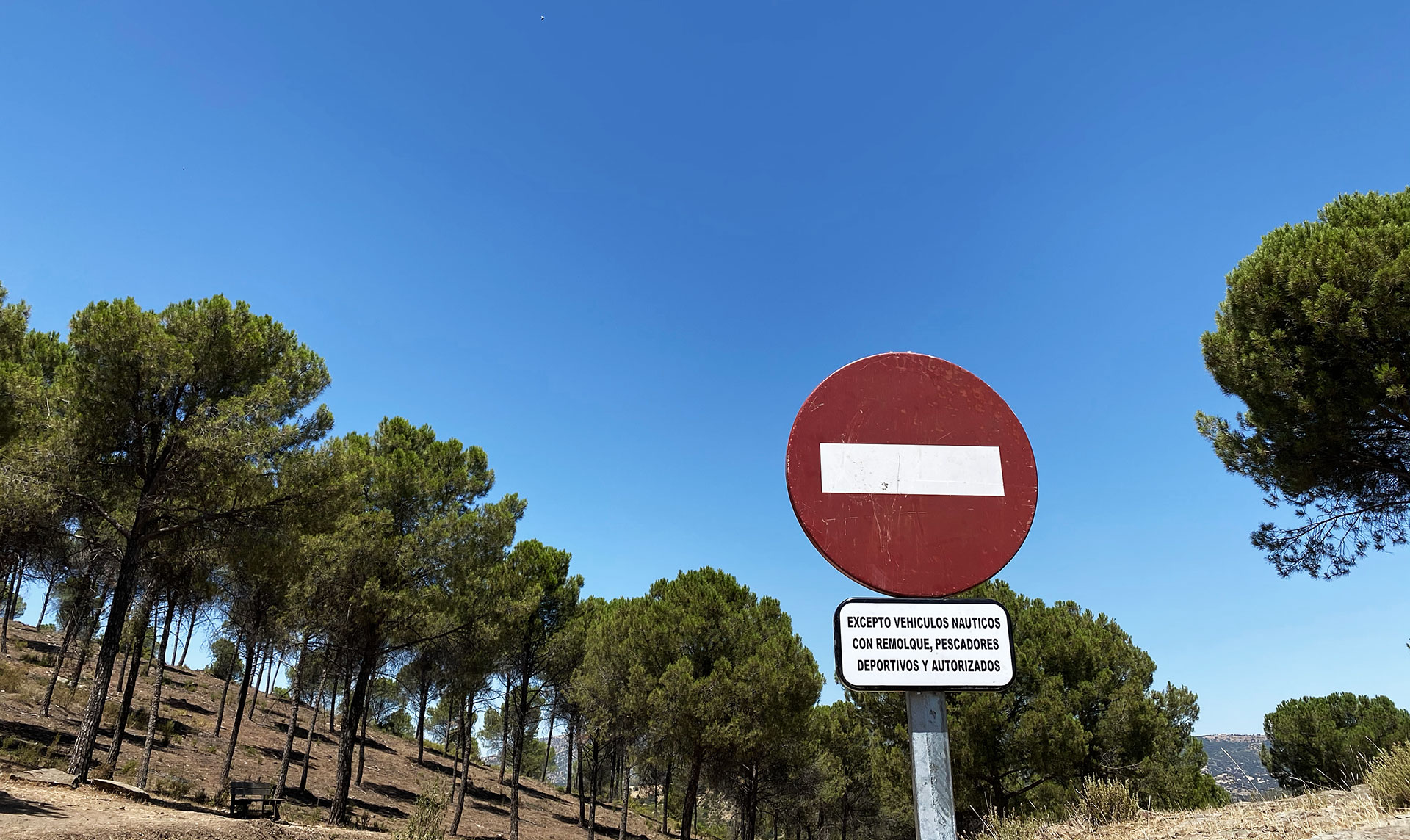 Zona de aparcamiento y señal de prohibido el acceso a vehículos