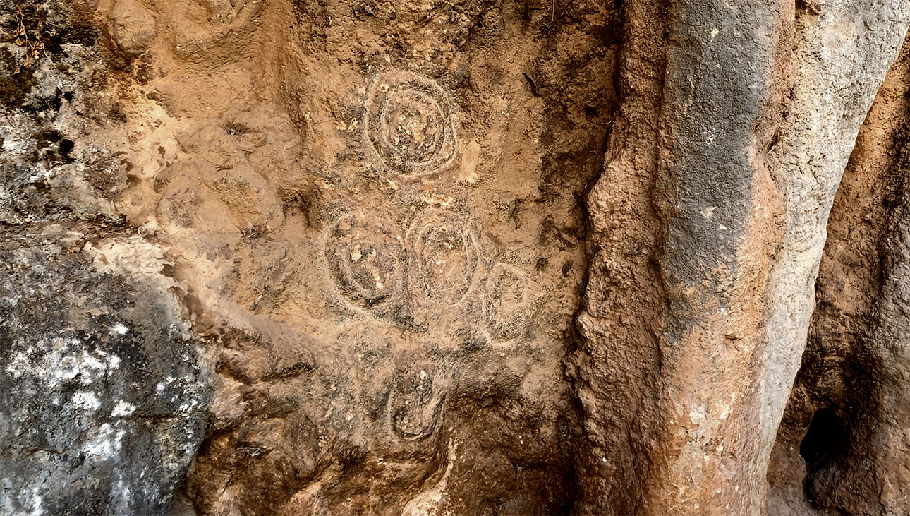 Petroglifos de círculos concéntricos en el Abrigo del Toril