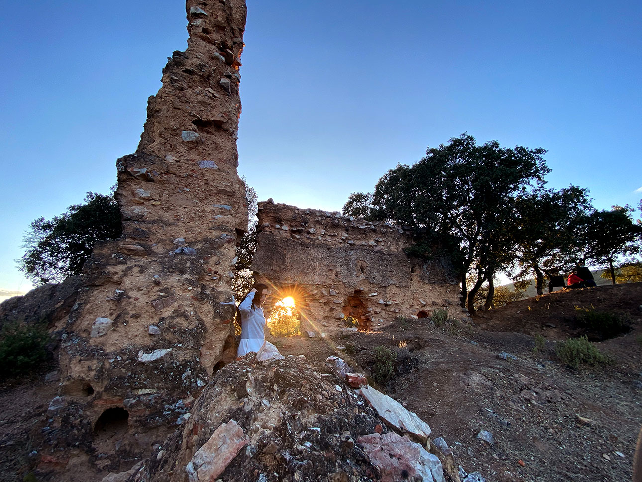 Caída del sol entre las Ruinas del Castillo de Castro Ferral
