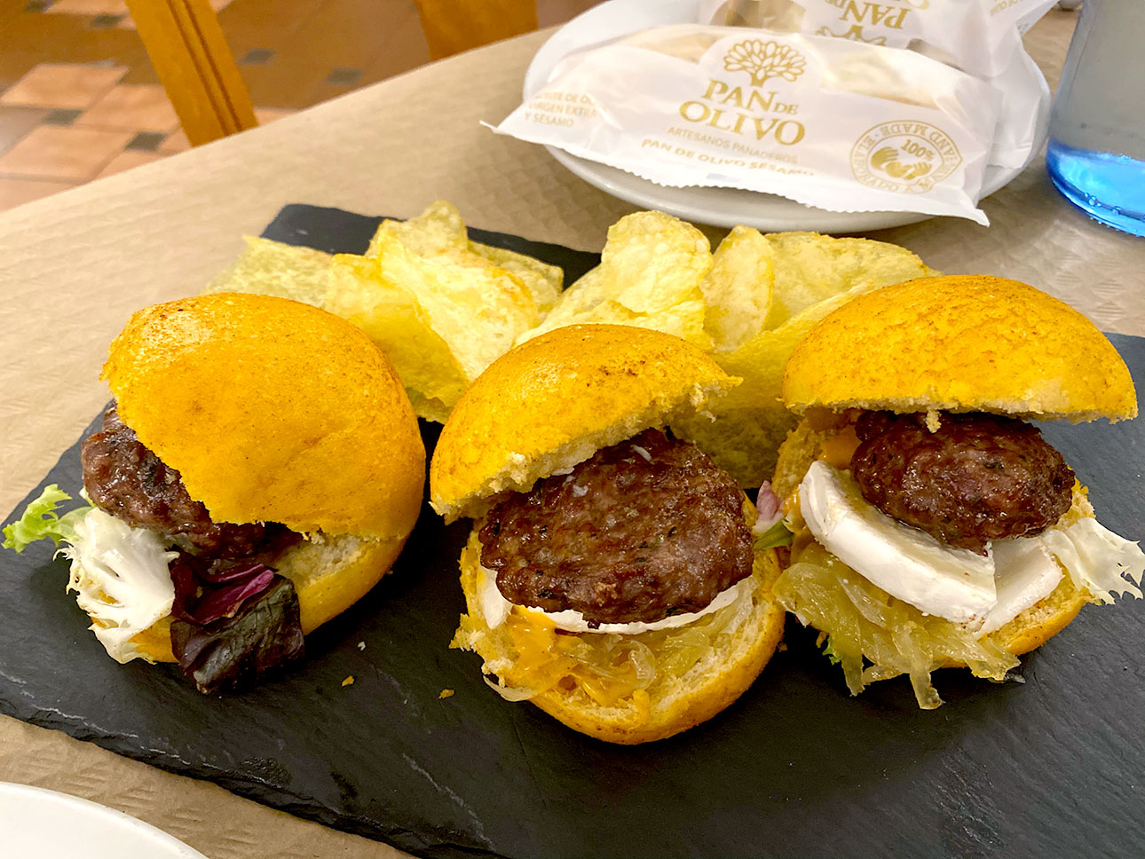 Miniburguer de corzo en pan de ochío junto con chutney de tomate y queso de cabra