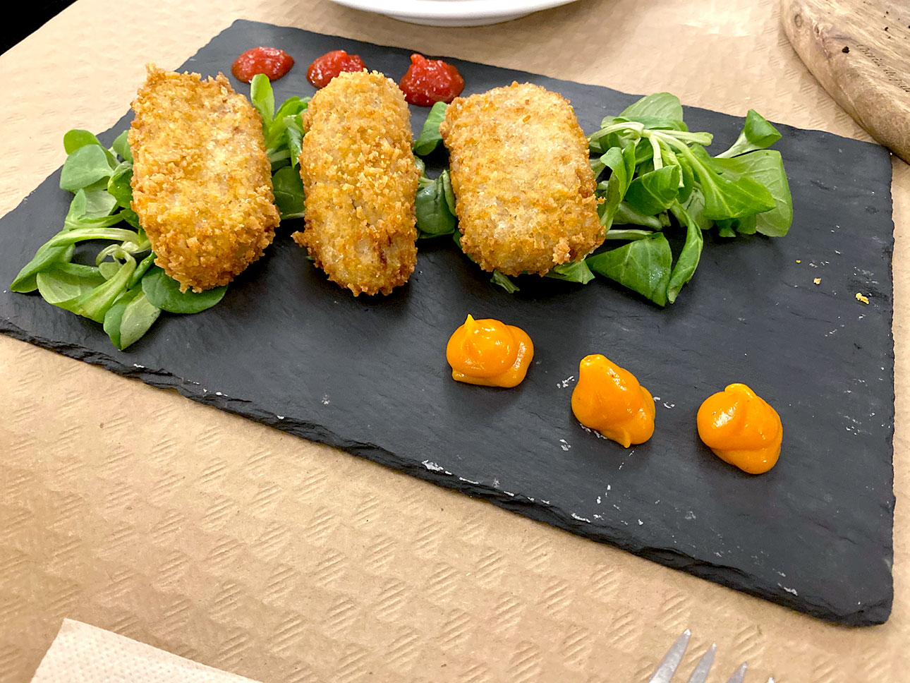 Croquetas de gamo con mermelada y pimientos verdes