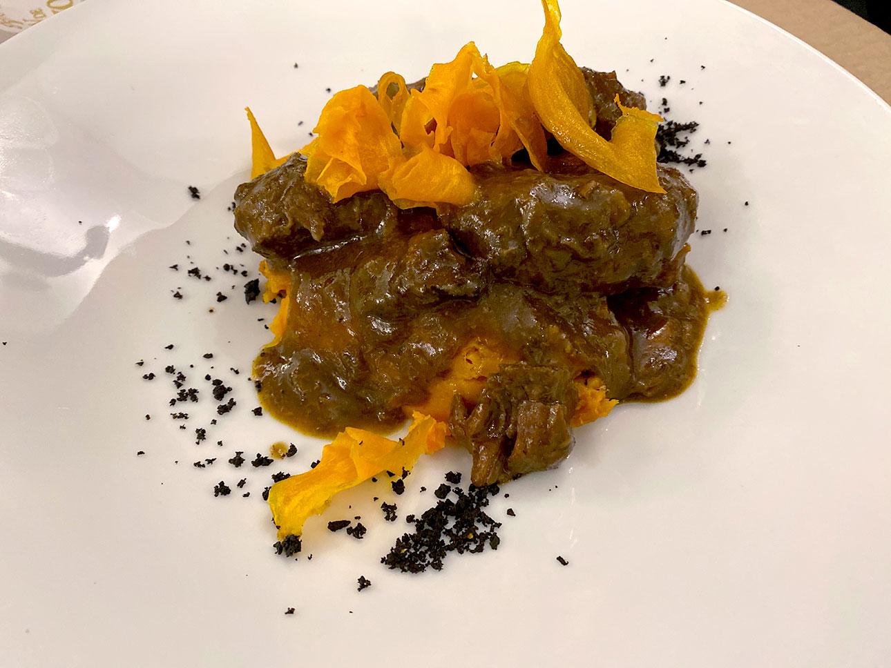 Carrillera de jabalí estofada al vino tinto con puré de batata asada