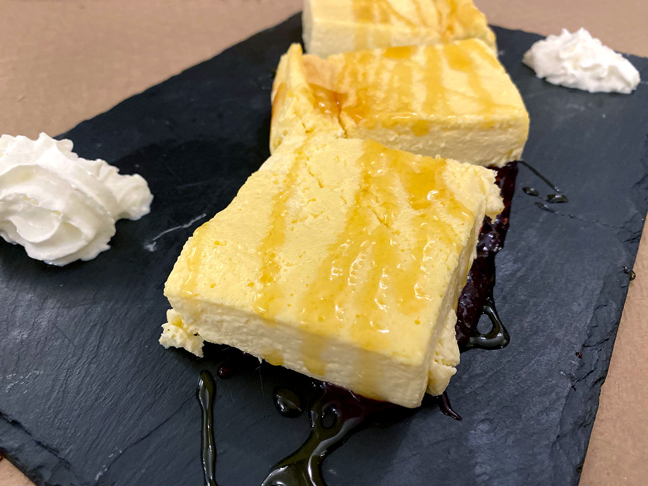 Tarta de queso con emulsión de aceite al romero y frutos rojos