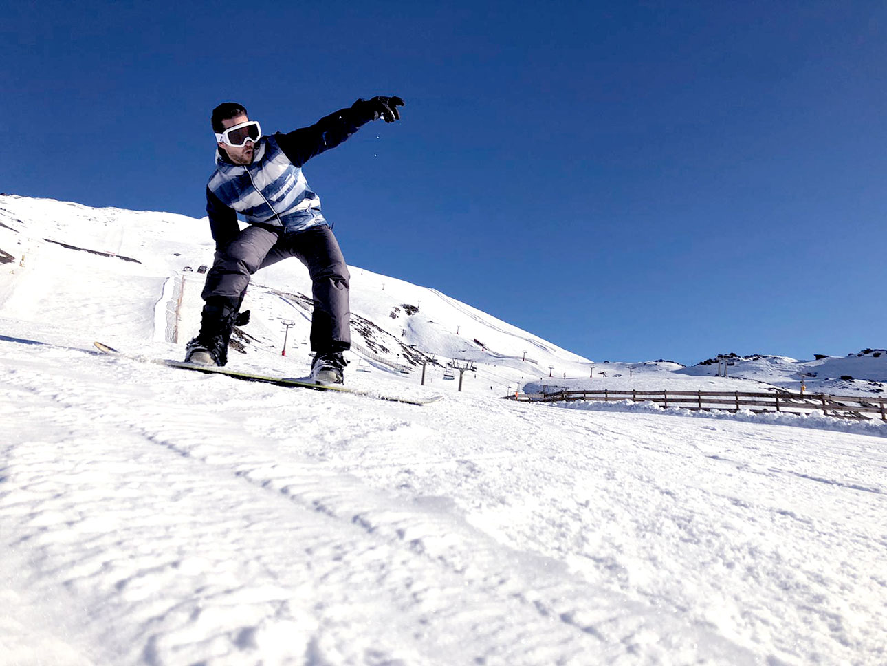 Practicando snowboard